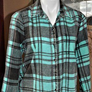 AMERICAN EAGLE WOMEN'S S TOP PLAID DISTRESSED AQUA & BLACK